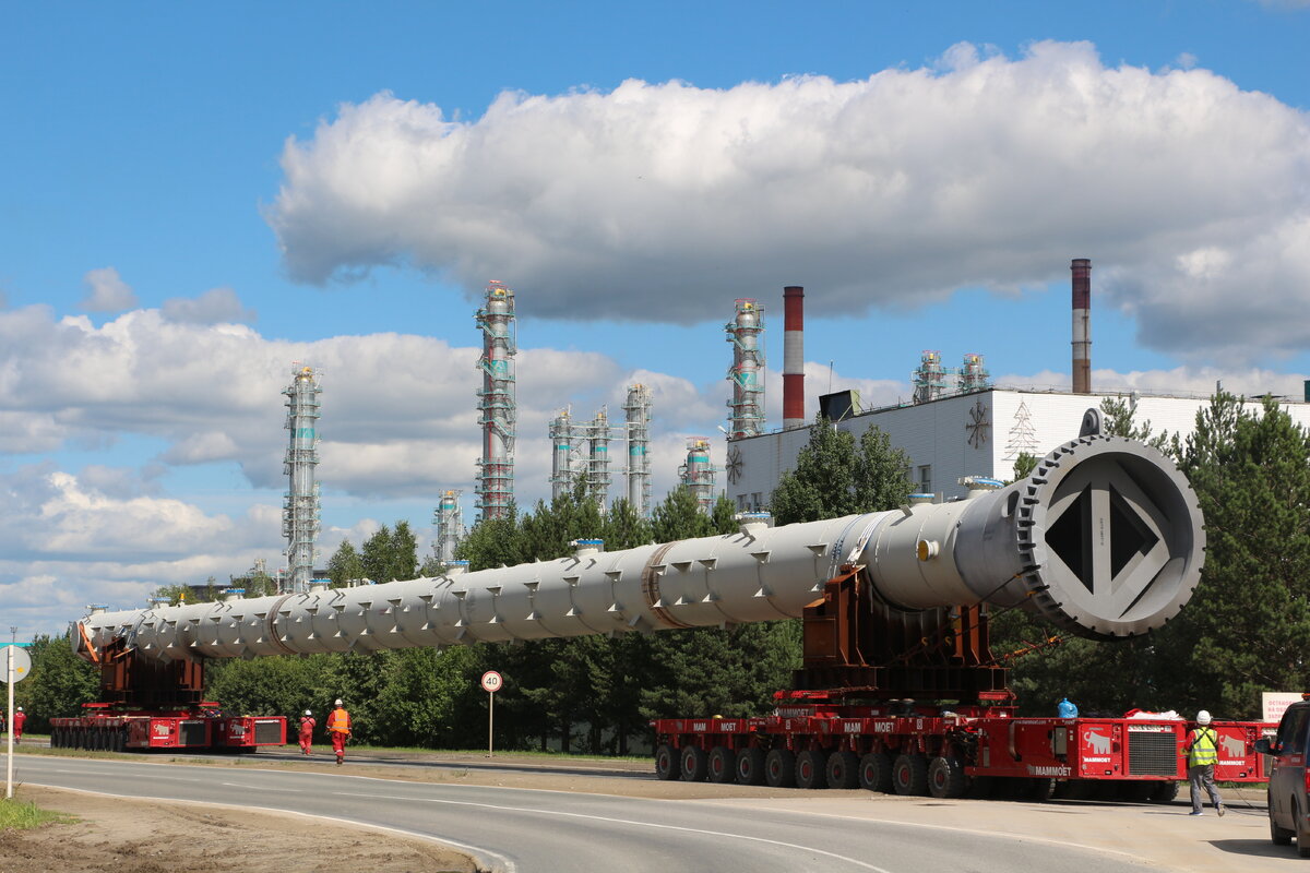 Доставка колонны бутена на строительную площадку / "Запсибнефтехим"