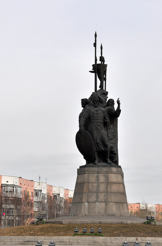 Далее наш путь лежал по проспекту Ленина к некоторым достопримечательностям города. Памятник основателям города. Открыт в 2002 году. Композиция символична: олицетворение идеи государственности (князь), военной силы (воевода) и воплощение образов людей, чьими руками строился город (казак); фигура священнослужителя - образ идеи православия, пришедшего вместе с царёвыми людьми на землю Югры. Высота памятника 15 метров.

