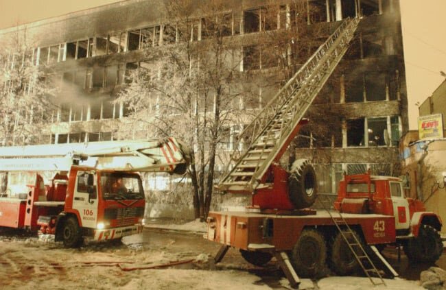 Фото 1. Пожар в общежитии РУДН, Москва 2003 г. 
