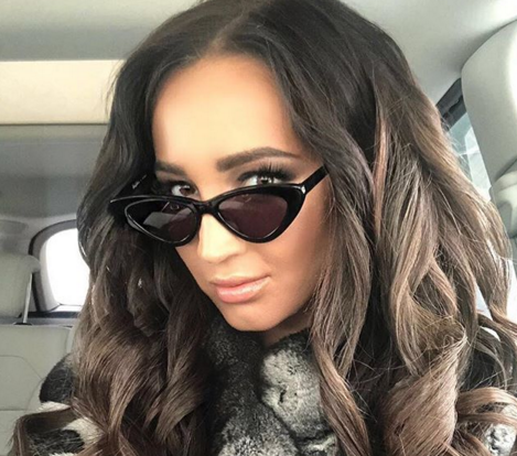 Ольга Бузова не так давно рассказывала журналистам, что у нее уже год не было близких отношений с мужчинами, а любовь она сейчас отдает и получает на сцене, а не в личной жизни. Однако, похоже, ситуация изменилась. Звзеда «Дома-2» похвасталась в сторис кольцом с огромным изумрудом. «Спасибо», — подписала кадр Бузова, не оставляя сомнений в том, что это украшение — подарок. Видимо, у Ольги появился поклонник, которого девушка не хочет афишировать. 