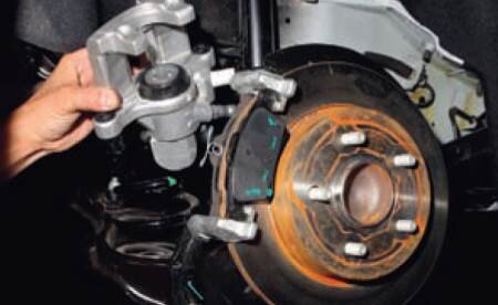 Замена тормозных колодок тормозных механизмов передних колес Ford Focus