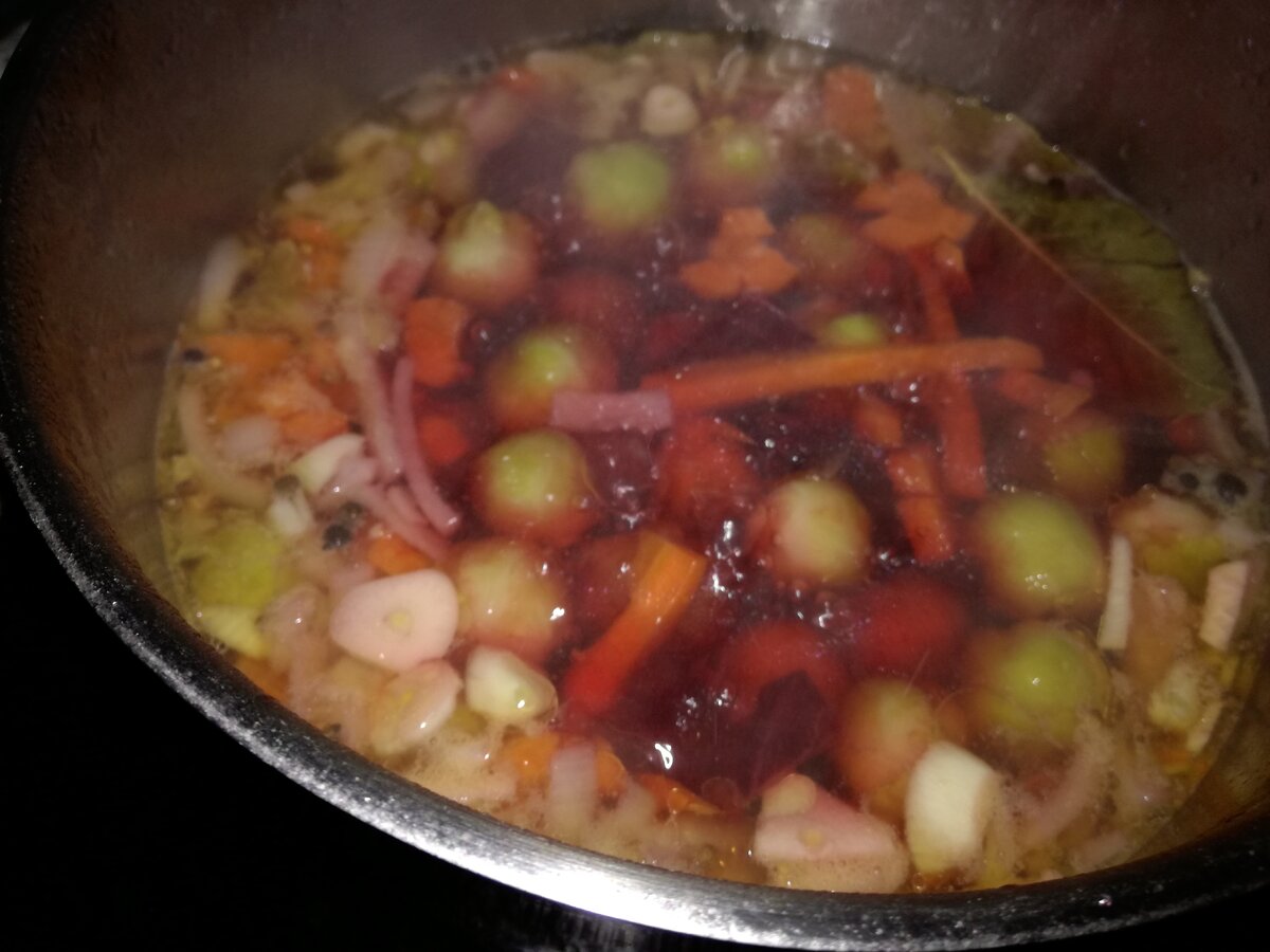 Маринованые овощи - это отличная закуска на праздничный стол и просто к жареной картошке в выходной на заватрак. Я расскажу вам, как приготовить ассорти из маринованных овощей.