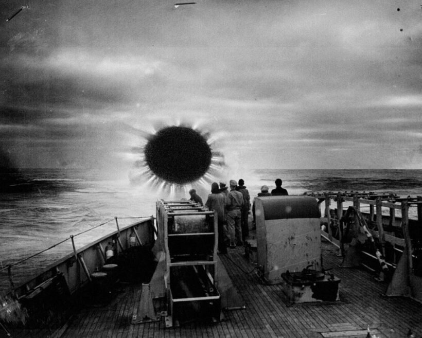 Согласно легендам, в 1943 году в Филадельфии военное ведомство США, якобы, попыталось создать корабль, невидимый для радаров противника. Используя расчеты, сделанные Альбертом Эйнштейном, на эсминец «Элдридж» установили специальные генераторы. Но во время испытания произошло непредвиденное — корабль, окруженный коконом мощного электромагнитного поля, исчез не только с экранов радиолокаторов, но буквально испарился в самом прямом смысле этого слова. Через некоторое время «Элдридж» материализовался вновь, но совсем в другом месте и с обезумевшим экипажем на борту. Насколько достоверна эта история? Впервые о Филадельфийском эксперименте стало широко известно благодаря астрофизику Морису Джессупу, ученому и писателю из Айовы. В 1956 году в качестве отклика на одну из своих книг, где затрагивалась проблема необычных свойств Пространства и Времени, он получил письмо от некого К. Альенде, сообщавшего, что военные уже научились практически перемещать объекты «вне привычного Пространства и Времени». Автор письма служил в 1943 году на корабле «Эндрю Фьюресет». С борта этого судна, входившего в группу контроля Филадельфийского эксперимента, Альенде (как он сам утверждает) прекрасно видел, как растаял в зеленоватом сиянии «Элдридж», слышал гудение окружающего эсминец силового поля… Самое интересное в рассказе Альенде — описание последствий эксперимента. С вернувшимися «из ниоткуда» людьми стали происходить невероятные вещи: они как бы выпадали из реального хода времени (использовался термин «замерзали»). Были случаи самовозгорания (термин «воспламенялись»). Однажды двое «замерзших» неожиданно»воспламенились» и горели на протяжении восемнадцати дней, и спасателям никакими усилиями не удавалось остановить горение тел. Происходили и другие странности. Один из матросов «Элдриджа», к примеру, исчез навсегда, пройдя сквозь стену собственной квартиры на глазах у жены и ребенка. Джессуп занялся расследованием: рылся в архивах, беседовал с военными и нашел немало подтверждений, давших ему возможность выразить свое мнение по поводу реальности этих событий следующим образом: «Эксперимент очень интересный, но страшно опасный. Он слишком сильно влияет на участвующих в нем людей. В опыте использовались магнитные генераторы, так называемые «размагничиватели», которые работали на резонансных частотах и создавали чудовищное поле вокруг корабля. Практически это давало временное изъятие из нашего измерения и могло бы означать пространственный прорыв, если бы только было возможным удержать процесс под контролем!» Возможно, Джессуп узнал слишком много, по крайней мере в 1959 году он погиб при весьма загадочных обстоятельствах — его нашли в собственной машине, задохнувшимся от выхлопных газов. Руководство ВМФ США открестилось от Филадельфийского эксперимента, заявив, что ничего подобного в 1943 году не происходило. Но многие исследователи не поверили правительству. Они продолжили поиски Джессупа и получили некоторые результаты. Так, например, нашлись документы, подтверждающие, что с 1943 по 1944 год Эйнштейн состоял на службе в морском министерстве в Вашингтоне. Объявились свидетели, одни из которых лично видели, как исчезал «Элдридж», другие держали в руках листки с расчетами, выполненными рукой Эйнштейна, обладавшего весьма характерным почерком. Выискалась даже газетная вырезка тех времен повествующая о матросах, сошедших с корабля и растаявших на глазах очевидцев. Попытки узнать правду о Филадельфийском эксперименте не прекращаются до сих пор. И, время от времени, появляются новые любопытные факты. Вот выдержки из рассказа американского инженера-электронщика Эдома Скиллинга (записанного на пленку): «В 1990 году моя знакомая Маргарет Сэндис, которая живет в Палм Бич штат Флорида, пригласила меня и моих друзей в гости к доктору Карлу Лайслеру, ее соседу, чтобы обсудить некоторые детали эксперимента «Филадельфия». Карл Лайслер, физик, один из ученых, работавших в 1943 году над эти проектом. Они хотели сделать невидимым для радаров военный корабль. На его борту был установлен мощный электронный прибор типа огромного магнетрона (магнетрон — генератор сверхкоротких волн, засекреченный во время второй мировой войны). Этот прибор получал энергию от электрических машин, установленных на корабле, мощности которых было достаточно, чтобы снабдить электроэнергией небольшой город. Идея эксперимента состояла в том, что очень сильное электромагнитное поле вокруг корабля будет служить экраном для лучей радара. Карл Лайслер находился на берегу, чтобы наблюдать и контролировать проведение эксперимента. Когда магнетрон заработал, корабль исчез. Через некоторое время он вновь появился, но все моряки на борту были мертвы. Причем часть их трупов превратилась в сталь — материал из которого был сделан корабль. Во время нашего разговора Карл Лайслер был очень расстроен, было видно, что этот старый больной человек до сих пор чувствует угрызения совести и свою вину за смерть моряков, находившихся на борту «Элдриджа». Лайслер и его коллеги по эксперименту полагают, будто они послали корабль в другое время, при этом судно распалось на молекулы, а когда произошел обратный процесс, то и случилась частичная замена органических молекул человеческих тел на атомы металла.» А вот еще один любопытный факт, на который натолкнулся российский исследователь В. Адаменко: В книге Моура и Берлица, занимавшихся расследованием филадельфийских событий, говорится, что долгие годы после происшествия эсминец «Элдридж» находился в резерве флота США, а потом кораблю присвоили имя «Лев» и продали в Грецию. Между тем Адаменко побывал в 1993 году в одной греческой семье, где познакомился с греческим адмиралом в отставке. Выяснилось, что он прекрасно осведомлен о Филадельфийском эксперименте и судьбе «Элдриджа», подтвердив, что эсминец является одним из кораблей ВМФ Греции, но называется не «Лев», как пишут Моур и Берлиц, а «Тигр». Однозначная истина о Филадельфиском эксперименте так и не установлена. Исследователи этой загадочной истории не нашли главного — документов. Многое могли бы разъяснить судовые журналы «Элдриджа», но они странным образом исчезли. По крайней мере, на все запросы в правительство и военное ведомство США приходил официальный ответ: «…Найти, а следовательно предоставить в ваше распоряжение, не представляется возможным». А вахтенные журналы корабля сопровождения «Фьюресет» и вовсе были уничтожены по указанию свыше, хотя это и противоречит всем имеющимся правилам.  