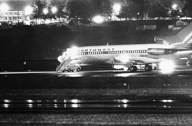 Угнанный самолёт во время дозаправки в Сиэтле,1971 год | http://www.factruz.ru                                                  