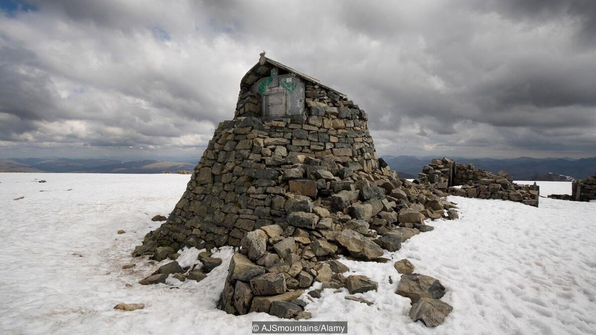 С 1883 по 1904 год несколько выносливых людей жили круглый год в небольшой каменной хижине, делая ежечасные записи погоды на вершине Бен-Невиса («Кредит: AJSmountains / Alamy»)