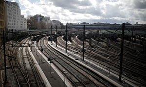 FacebookTwitterPinterest Пустые площадки на вокзале Gare de l'Est в Париже. Фотография: Бенуа Тессиер / Рейтер