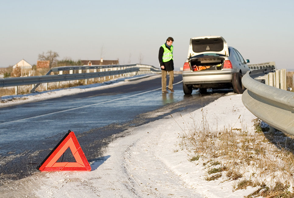 © Depositphotos / encrierВодитель в светоотражающем жилете у автомобиля