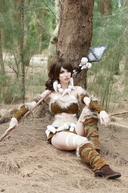 Знакомьтесь с MeganCoffey, достаточно популярной в интернете американкой. Меган занимается косплеем около шести лет и за это время успела создать более сорока образов. Здесь она предстает перед нами в классическом облике чемпиона Нидали из «Лиги легенд».