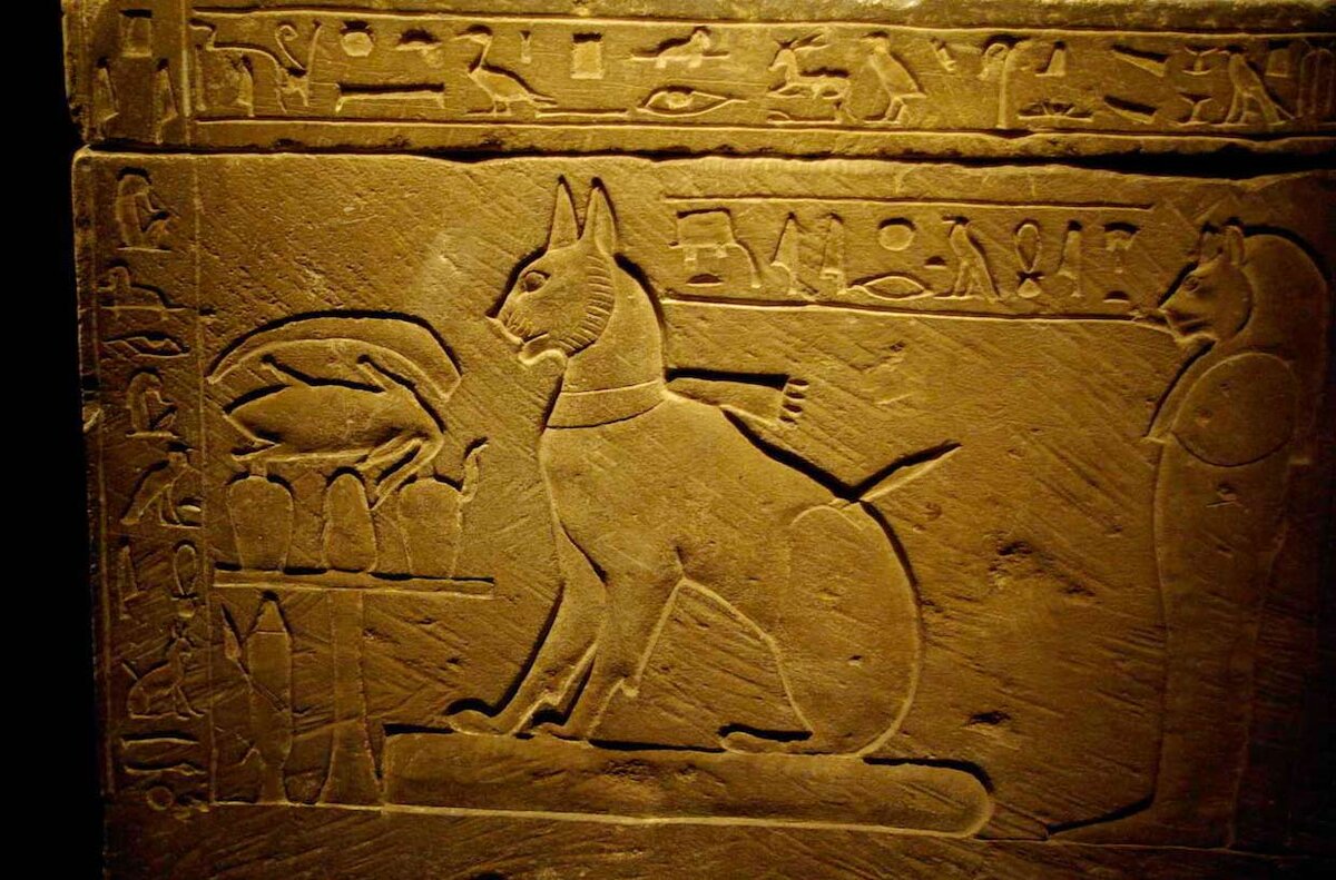 Бастет на рельефах древний Египет