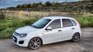 Лада Калина 2 в замене передних фар обычно не нуждается. Дальний и ближний свет достаточно яркий и четкий. Максимум, что можно добавить от себя, это тщательная полировка фар до блеска и наклейка специальных накладок. Что касается задних фар, то их желательно заменить, в зависимости от вкуса и пожеланий автовладельца.