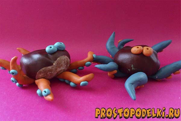 Из природных материалов, например, таких, как каштаны, получаются замечательные поделки для детей. Когда приходит осень, солнце светит так же ярко, как летом, но уже не греет, с деревьев осыпается целое богатство, которое обязательно нужно использовать. Это каштаны, желуди, вертолетики и прочий природный материал. Дети уже не могут играть в песочнице, но они упорно выходят на улицу с ведерками. И почему бы не собирать в эти ведерки каштаны, а затем возвращаться домой с прогулки и создавать из них поделки.