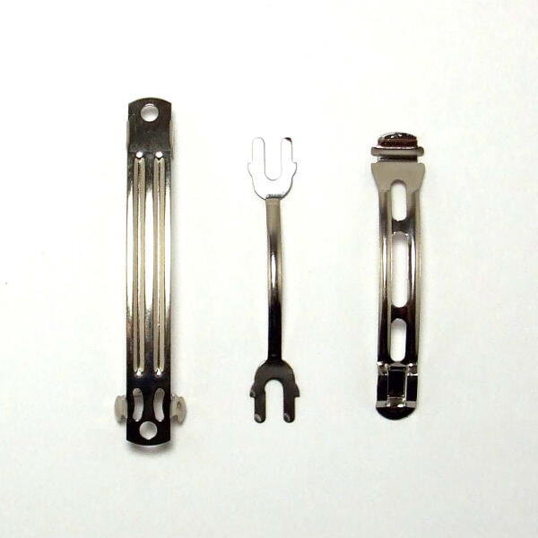 Снимите скобу и пружинную деталь у заколки.