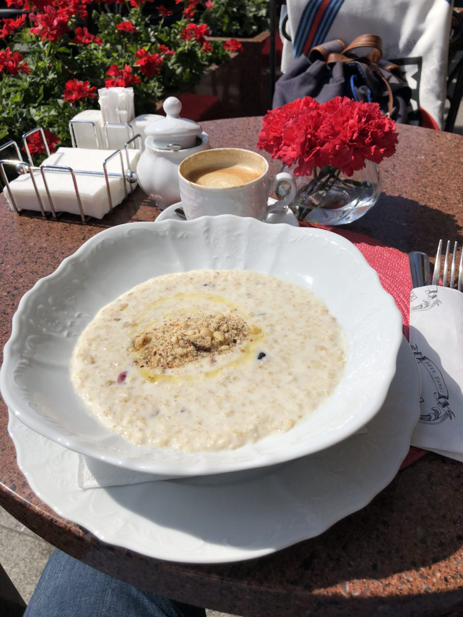 Овсяная каша на молоке и сливках, с сухофруктами и орехами, 200 рублей
