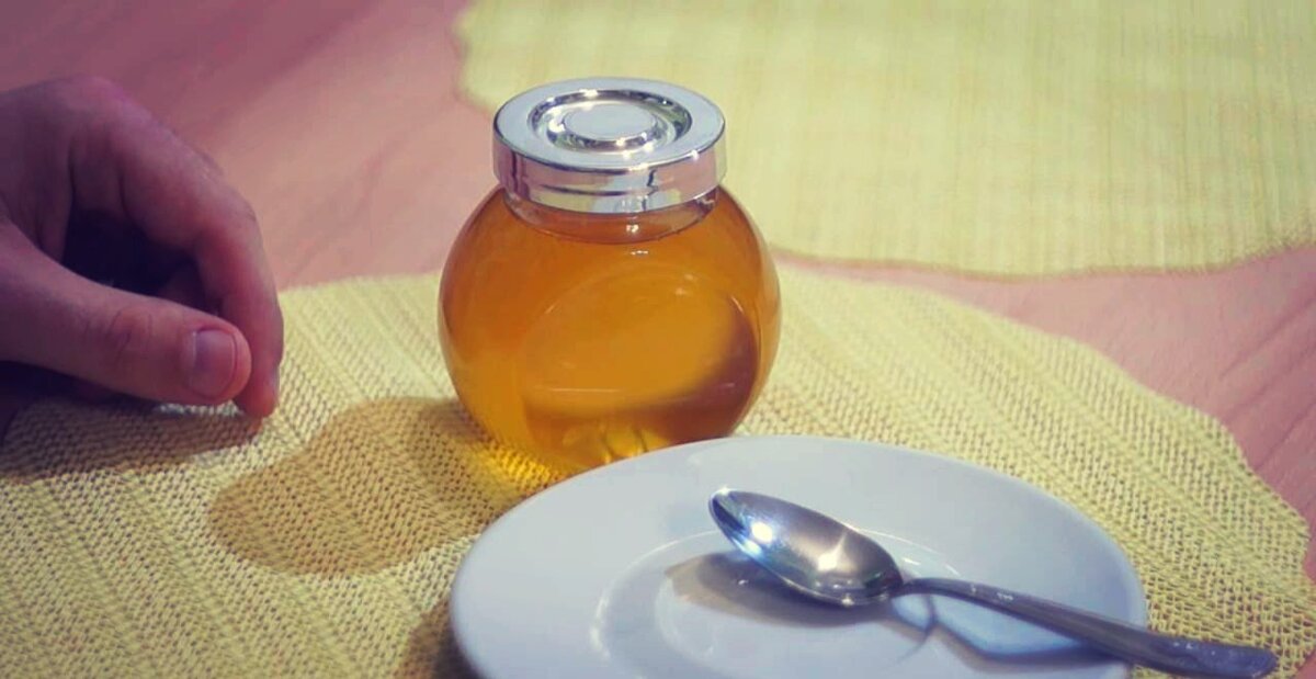 Мед с йодом. Натуральный мед в воде. Проверка качества меда. Натуральный домашний мед. Настоящий мед в воде.