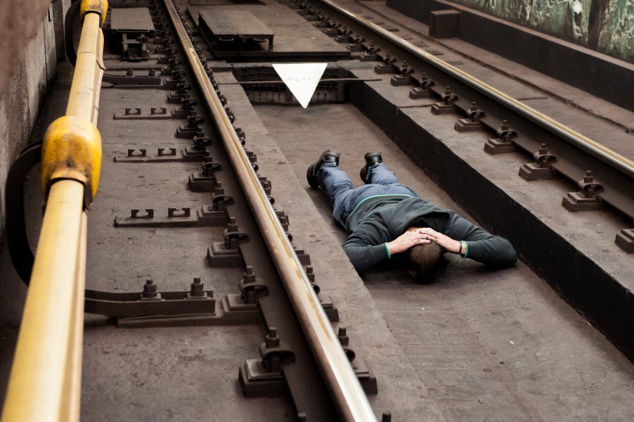 Что делать, если упал на рельсы в метро. Не только ложиться