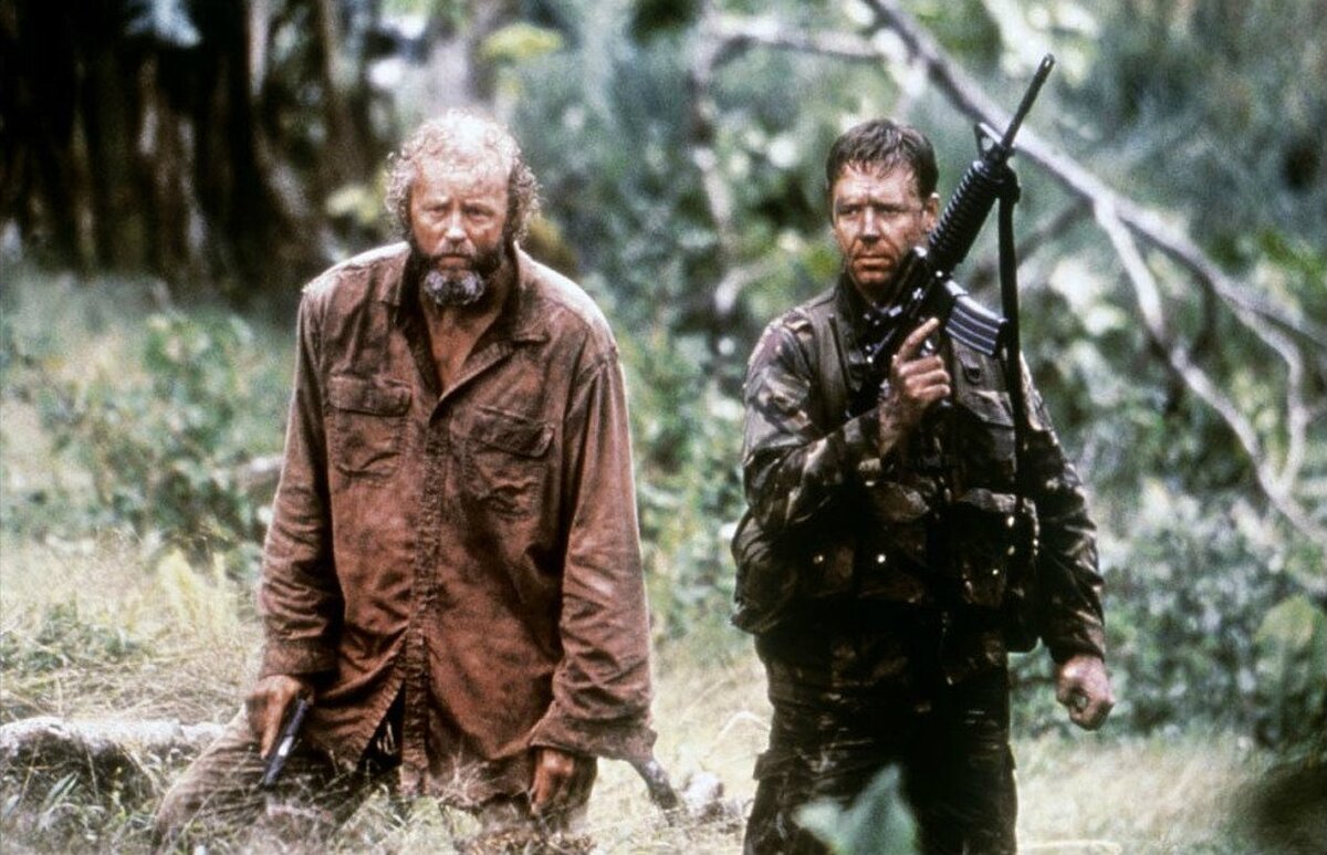 Рассел Кроу косплеит Рэмбо, а Дэвид Морс - полковника Траутмена.  Любопытно, что за роль в этом провальном фильме Кроу получил гонорар, в полтора раза больший, чем тот, который ему выплатили в том же году за съемки в суперхитовом "Гладиаторе". 