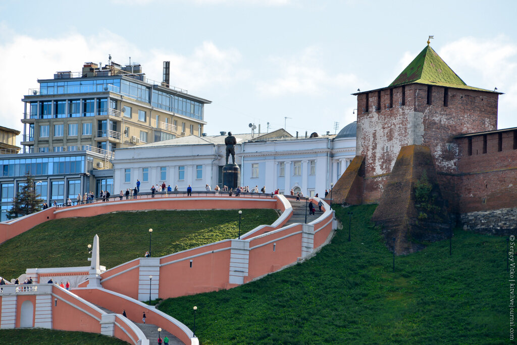  
Старинный Нижний Новгород - город огромного туристического потенциала. Но что-то пошло не так. Может это советская наследственность закрытого промышленного кластера? Или как в старом анекдоте, место заколдовано? )
