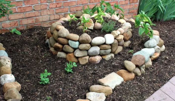 Главная > Во дворе > Спиралевидная клумба