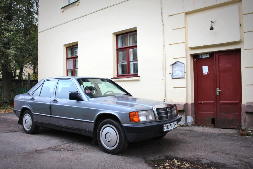 На переднем кресле mercedes benz