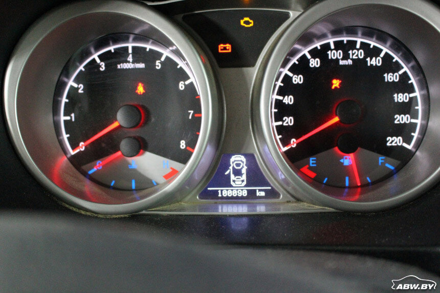Geely расход топлива. Приборная панель Emgrand 7 расход. Приборка Чилли китаец машина. Джили атлас расход бензина на 100. Сколько оборотов в двигателе на Джили Икс 7 300 километров в час.