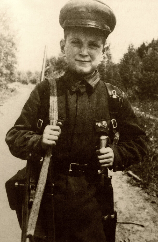 Портрет мальчика в форме Красной Армии. Согласно описанию фотографии в фотоархиве AKG, родители 12-летнего мальчика по имени Витя были убиты немецкими оккупантами, сам Витя был разведчиком в одной из частей Красной Армии. Автором фотографии назван О. Кнорринг. 1942 г.