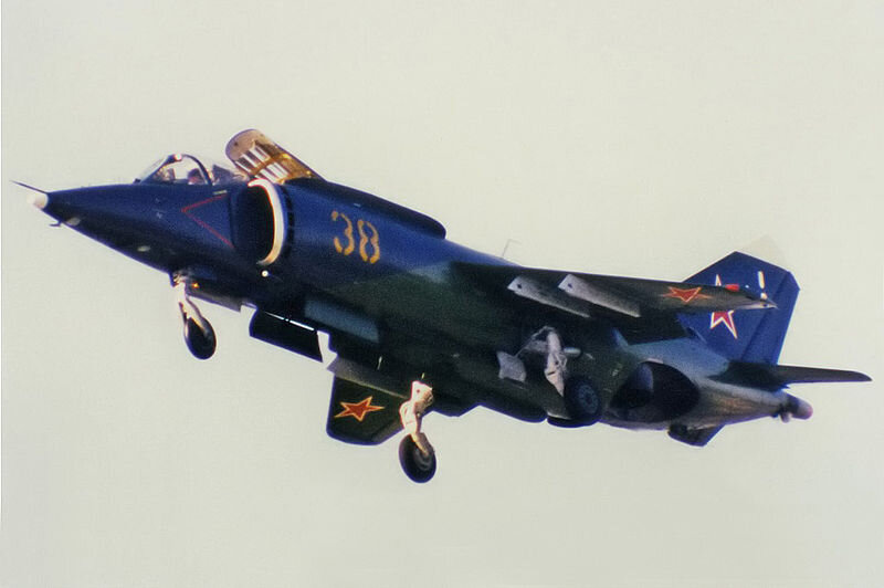 Находясь под влиянием британских Hawker P 1154 и Harrier, самолет Як-38 внешне был похож на своих собратьев, однако конструктивно отличался от них и имел большое количество недостатков и технических-2