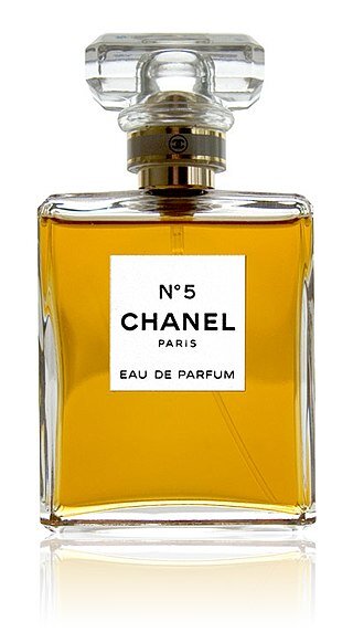https://ru.wikipedia.org/wiki/Chanel_No._5#/media/File:CHANEL_No5_parfum.jpg