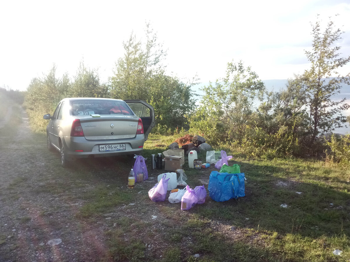 На фото я раскладываю еду по пакетам