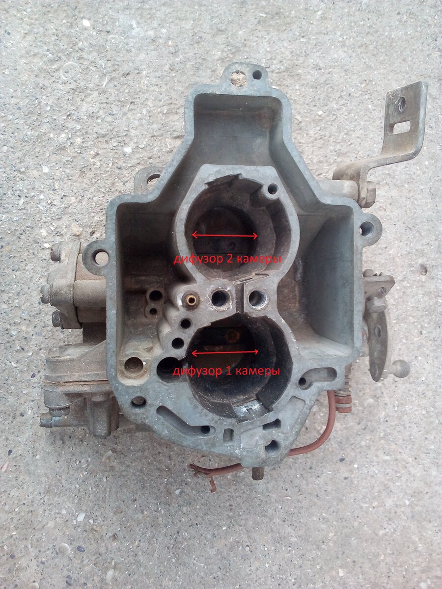 Спросите для чего? Отвечу: для большего наполнения цилиндров смесью и уменьшения скорости смеси в диффузорах. Потому-что при скорости смеси более 120 м/с возникают паразитные турбулентности, отрицательно сказывающиеся на наполнение цилиндров. Увеличить диаметр можно двумя способами. Первый - купить райберы готовых размеров для первой и второй камеры, что не совсем удобно. Я использовал две развертки с изменяемым диаметром. Одну от 21-23 мм и вторую от 23 до 26 мм. Стоят они не дорого и сейчас не являются дефицитом. Отверстия делаются с определенными диаметрами в зависимости от объема двигателя. Напомню что если на карбюраторе стоит маркировка ДААЗ 21073 он уже имеет диффузоры размерами 24х24.  Для объемов 1.2; 1.3; 1.5; 1.6; 1.7; 2.0; соответственно диаметры в миллиметрах для первой и второй камер 22х23; 23х24; 23х25; 24х25; 24х26; 25х27. После проделанного продуваете карбюратор от стружки и собираете. Номиналы жиклеров и маленькие хитрости есть в следующей статье (часть 2). 