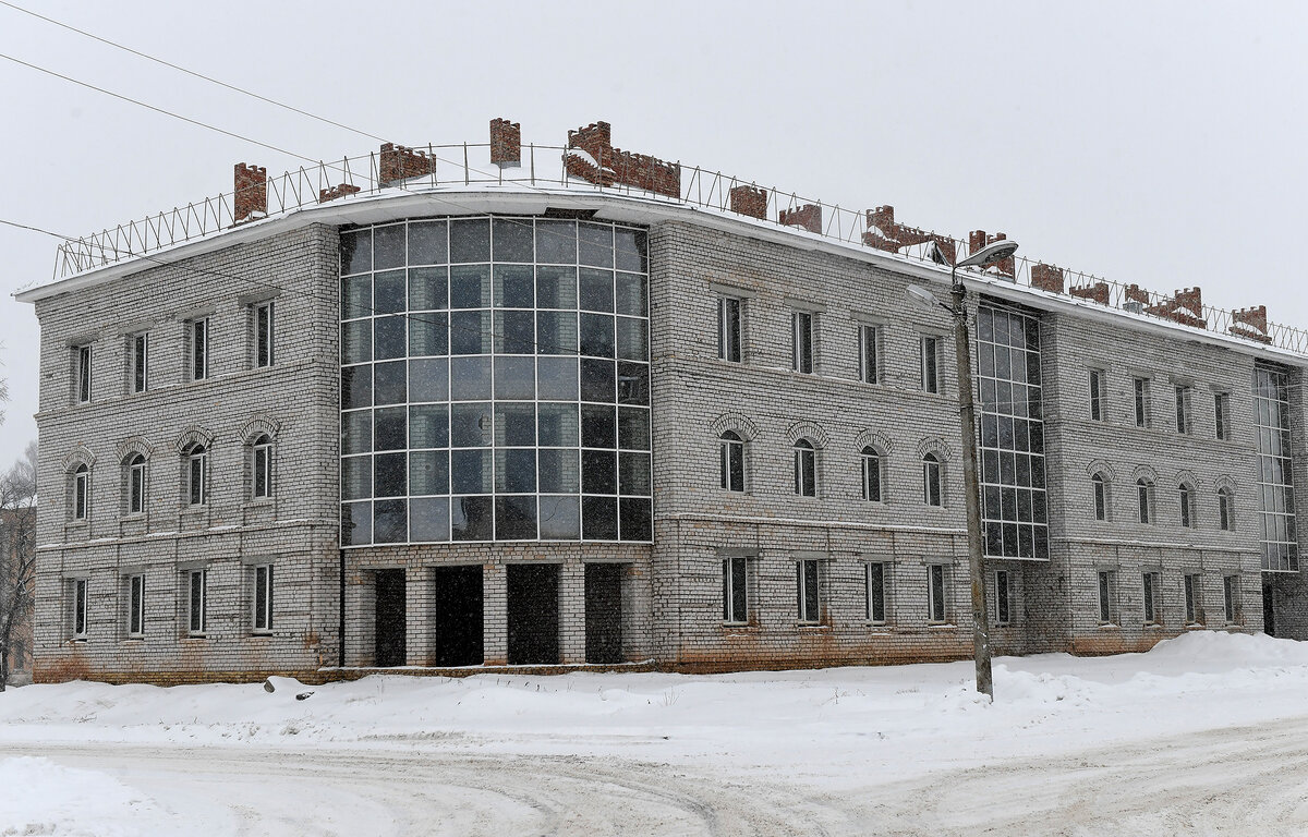 Недостроенное здание поликлиники в Старице