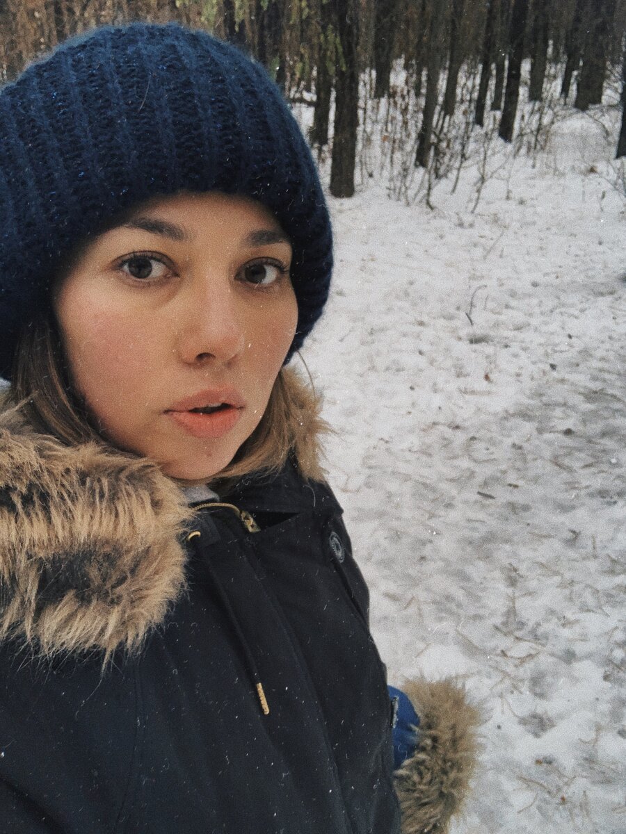 
Есть в физике закон сохранения энергии. Как в школе объясняла одна из моих любимых учителей Людмила Валентиновна, энергия не может появиться из ниоткуда и исчезнуть в никуда. Этот принцип работает везде. Невозможно все время быть на пике активности (физической, душевной, духовной). Нужно внимательно наблюдать за собой, чтобы уловить, когда пора притормозить и пополнить свои резервуары. Я к этому долго шла. И теперь постоянно учусь останавливаться. Это трудно.
.
Раньше, когда сын спал днём, я пыталась либо что-то успеть сделать, либо просто залипала в Инстаграмме. В итоге к вечеру, особенно, если несколько предыдущих ночей были «веселыми», я валилась с ног, меня все раздражало. Я только и ждала времени, когда ребёнок заснёт. Теперь я учусь спать днём. Даже, если это 15 минут. Или утром прошу мужа (когда есть такая возможность) дать мне поспать часок. Так как у нас нет помощницы по хозяйству или няни, мы учимся сами распределять ресурсы и энергию. Вчера супруг поехал закупаться в магазин и взял с собой сына. А я валялась в ванной, читала ИГ и книгу. Сегодня, благодаря той передышке, я уже переделала двухдневную норму дел 😅. Как у вас с отдыхом? Выделяете время или только, когда организм сам свалит вас болезнью какой-нибудь?