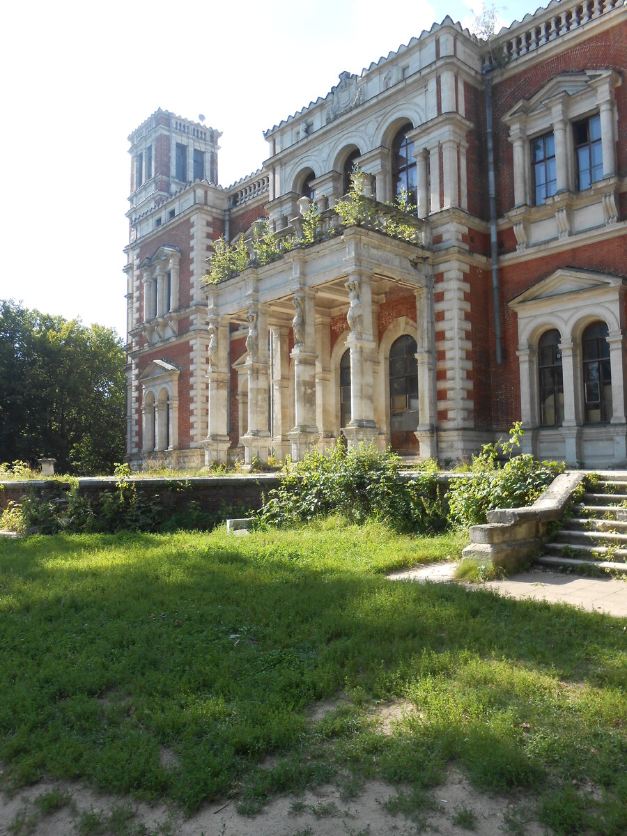 Усадьба построена в европейском стиле  и расположена на возвышенности, но к сожалению она так давно заброшена, что весь сад на ее территории сильно зарос. В само здание попасть невозможно, двери и окна на первом этаже заколочены. 