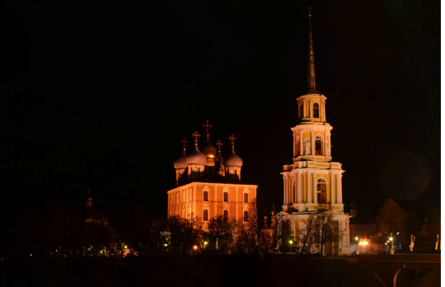 Новости рязани колокольня. Рязань Кремль колокольня ночью. Ночной Кремль Рязань. Рязанский Кремль ночью. Соборная колокольня Нижегородский Кремль подсветка.