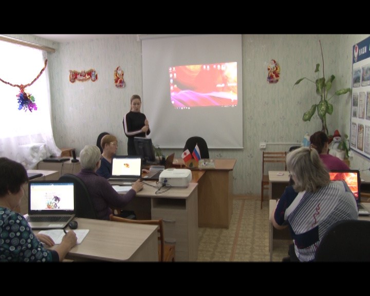 Оформить поздравительную открытку, пользоваться госуслугами, общаться с друзьями в соцсетях- всему этому продолжают учить пожилых людей в городском совете ветеранов. Благодаря выигранному гранту, каждому желающему здесь предоставляют бесплатную возможность научиться шагать в ногу со временем.