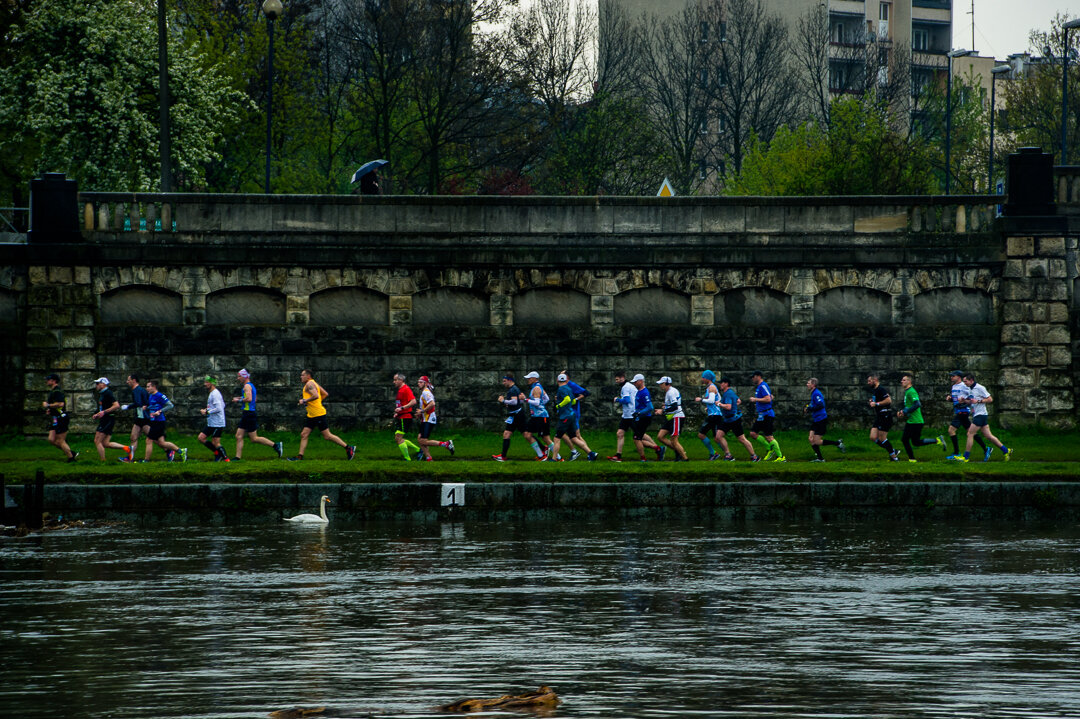 (Фото © pzucracoviamaraton.pl/ Часть трассы проходит по набережной реки Вислы)