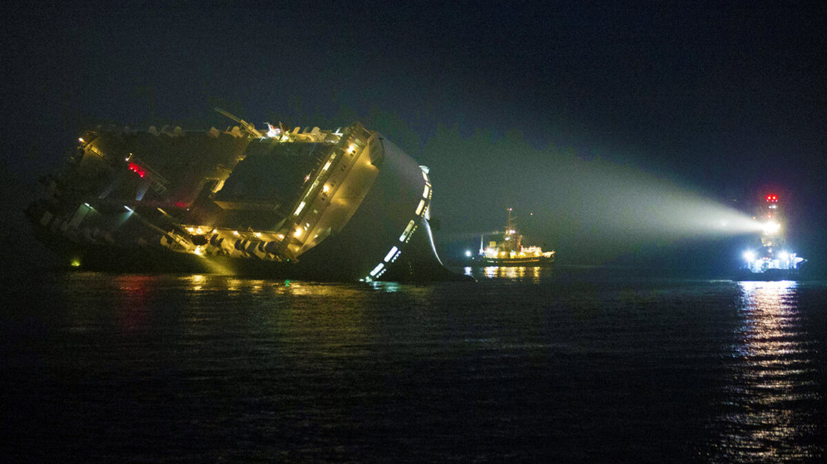 Корабль садится. Крушение автовоза Hoegh Osaka. Сухогруз Hoegh Osaka. Корабли севшие на мель. Корабль на мели.