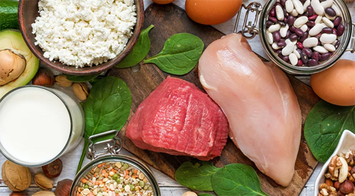 1. Специальная диета.  Без соответствующего питания, набрать мышечную массу практически  невозможно. Чтобы набрать сухую мышечную массу, необходимо  минимизировать употребление жиров. Многие совершают большую ошибку в  осуществлении данной цели, а именно: начинают кушать много и не только  полезную, но и вредную пищу, думая, что это будет способствовать росту  мышц при тренировках. В данном случае получается обратное: человек  набирает жировую массу, из-за которой объем тела увеличивается, но  рельефных мышц не видно. Поэтому очень важно соблюдать правильное  питание для набора мышечной массы  (упор на белковую пищу по 50 грамм в каждый прием пищи, то есть если вы  кушаете 5 раз в день, то каждый прием пищи должен содержать не менее 50  грамм белка). Распределение протеина способствует ускорению роста  мышечной массы (то есть лучше кушать 5 раз по 50 грамм белковой пищи,  нежели 250 грамм за один раз). Аминокислоты  – неотъемлемая часть питания для роста мышц. Также не забываем про  медленные углеводы, они необходимы для продуктивности тренировок.