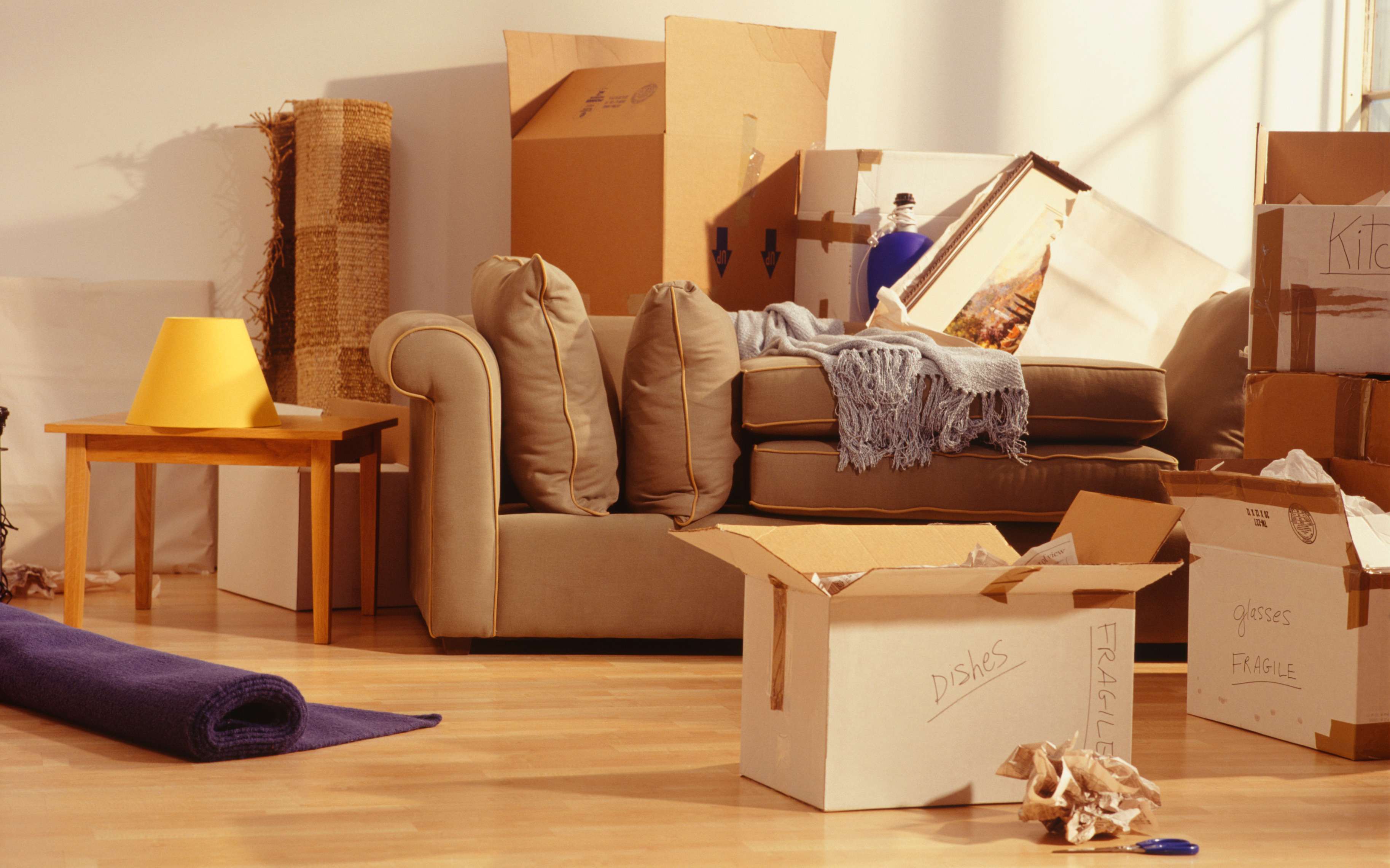 Что нужно купить в новую квартиру. Упаковка мебели. Коробки в квартире. Упаковка вещей для переезда. Красивая упаковка для мебели.