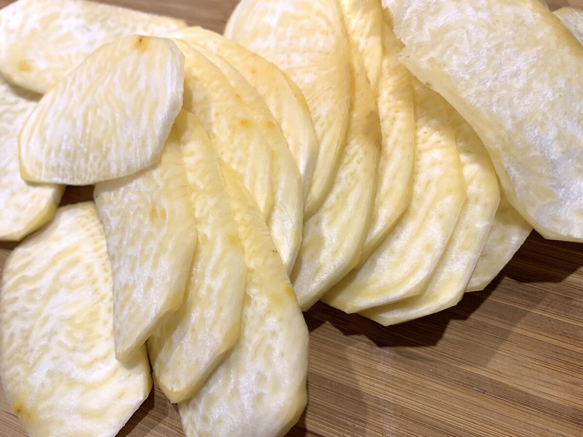 Репу нарежьте ломтиками