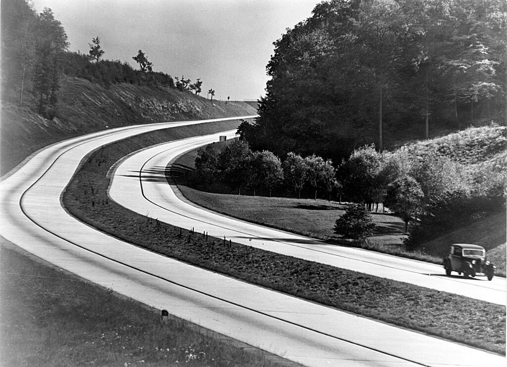 Фрагмент немецкого шоссе в 1930-х годах