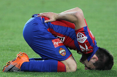 Футбол, вообще - контактный и травмоопасный вид спорта, повреждения спины - не такая уж и редкость...