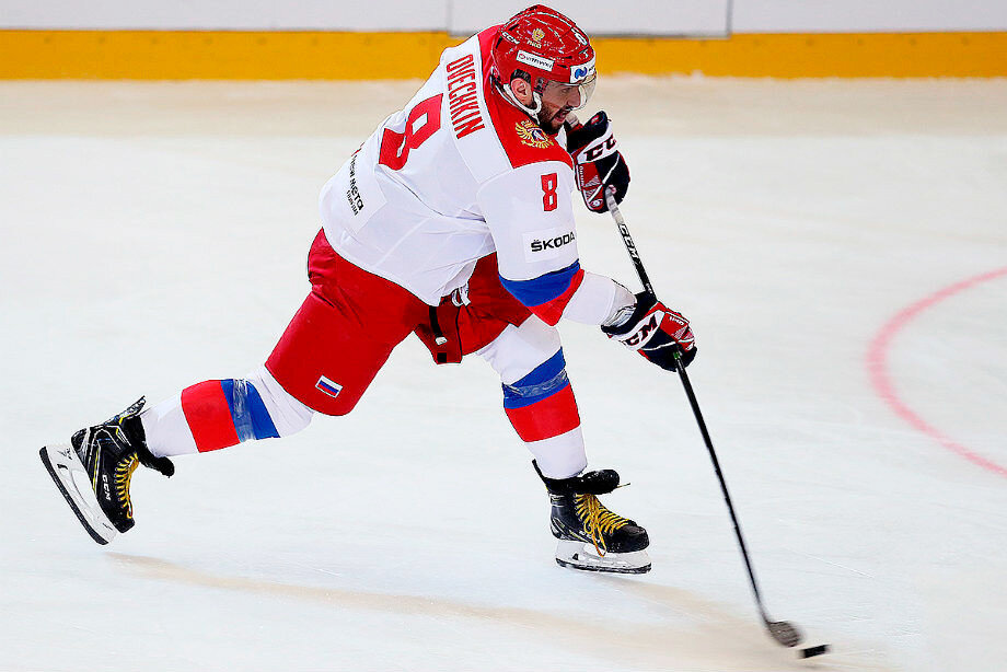   Второй матч на чешском этапе Евротура сборной России предстояло сыграть с Финляндией. В первом туре Чешских игр наши ребята сыграли вынесенную встречу в Стокгольме против шведов, и тот поединок показал, что перед чемпионатом мира у тренерского штаба России ещё масса работы. Взаимодействие в тройках нападения пока слабое, дисциплина хромает, игра в обороне тоже не выдерживала критики.                
 Но в расположении сборной все всё понимают, и слишком расстраиваться из-за поражения от шведов никто и не думал. До старта мирового форума ещё достаточно времени, чтобы все наши энхаэловцы перестроились на игру в сборной, привыкли к новым сочетаниям звеньев и прониклись соответствующей атмосферой. Перед матчем с финнами в национальную команду прибыли Александр Овечкин, Евгений Кузнецов, Дмитрий Орлов и Никита Зайцев. Таким образом, состав сборной России на игру с командой Суоми можно было считать оптимальным. Именно эти хоккеисты и, скорее всего, именно в этих сочетаниях и начнут турнир в Братиславе. 

У финнов, в отличие от других топ-сборных, звёздных энхаэловцев в составе не найти. Все они либо отказались от приезда в сборную, либо продолжают играть в Кубке Стэнли. Мало того, к ним пока не приехали игроки из клубов-финалистов местного чемпионата. Но Юкка Ялонен не собирается опускать руки. К тому же, за сборную Суоми против россиян вышел финский вундеркинд Каапо Какко. Один из фаворитов драфта-2019 начал матч в первом звене своей сборной.