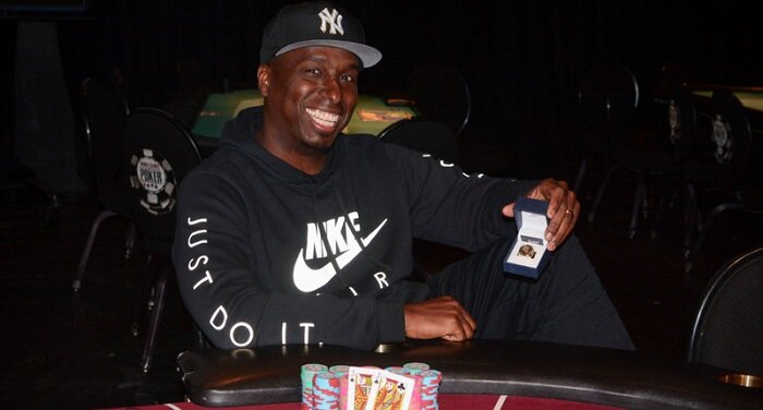 Морис Хокинс с браслетом