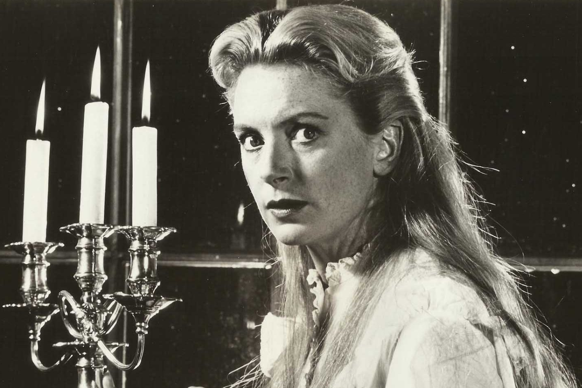 А вам попадаются книги, которые нет сил отложить даже на ночь?