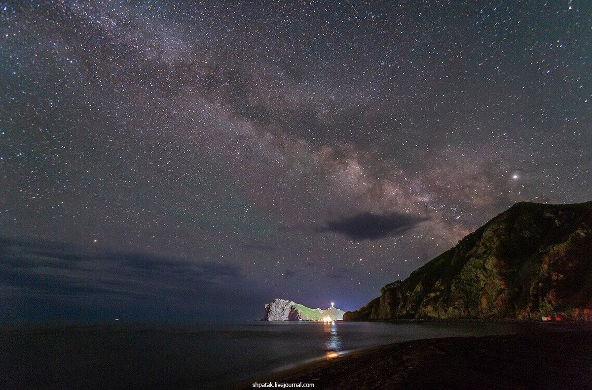 Мыс Бринера и маяк Рудный под Млечным путем.