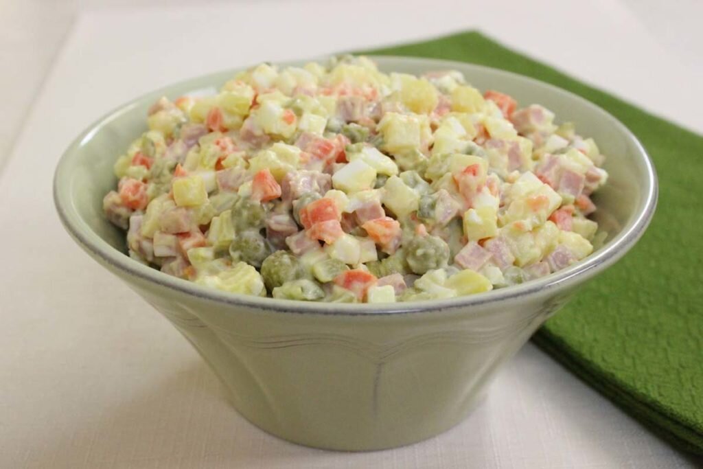 Вкус этого оливье привычен многим с детства — именно по нем еще  при СССР готовили оливье многие хозяйки. Для этого рецепта неприемлемы  никакие эксперименты с дополнительными ингредиентами — только  классический перечень продуктов. 