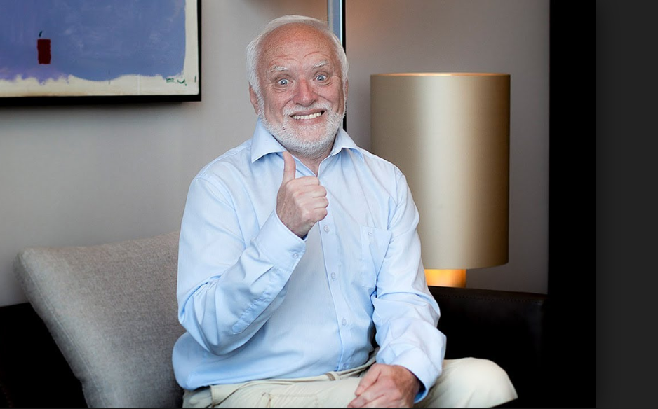 Дед с пальцем вверх. Радующийся старик. Дедушка гарольд. Радующийся старик. Радующийся старик.