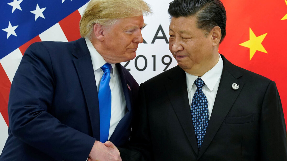 Президент США Дональд Трамп (слева) выступил на саммите G20. Наиболее заметным было его общение с китайским коллегой Си Цзиньпином. Это заняло 80 минут.