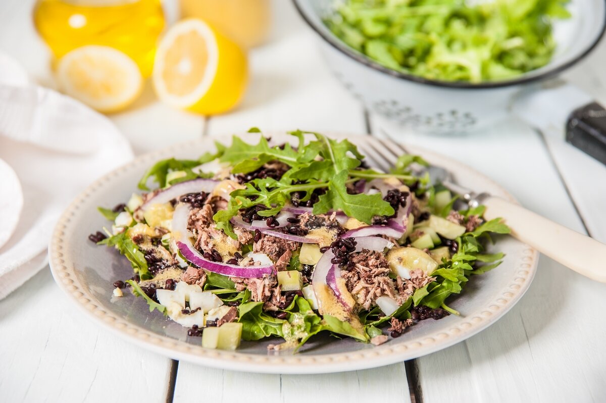 Салат из черного риса с тунцом и яйцом