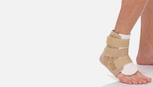 Если  вы подвернули ногу во время тренировки и ощущаете дискомфорт или боль в  области голеностопа, прекратите занятие, разуйтесь, дайте стопе  отдохнуть. Не лишним будет приложить лед к повреждению. Сидя, не  сгибайте ногу в колене – это помешает свободной циркуляции крови.
 Если появился легкий отек – зафиксируйте сустав эластичными бинтами и приобретите в аптеке гели с охлаждающим эффектом.
 Если повреждение связок незначительное – нога придет в норму уже за несколько дней.
 При сильных болевых ощущениях можно принять обезболивающий препарат.
 При появлении отека обязательно стоит показаться врачу – важно исключить  серьезный разрыв связок и наличие перелома. Врач же и поможет выбрать  правильное лечение растяжения щиколотки.